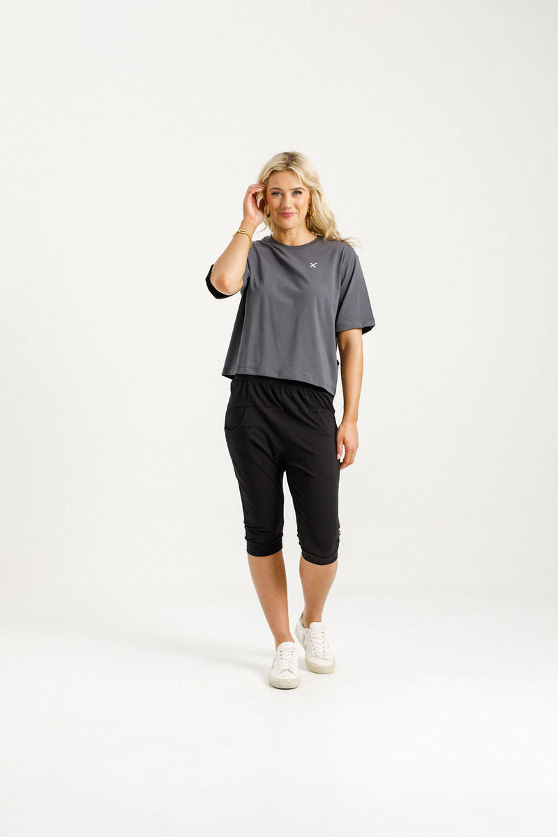 HOME LEE_3/4 APARTMENT PANTS BLACK WITH BLOSSOM DAISY _ 3/4 APARTMENT PANTS BLACK WITH BLOSSOM DAISY _ Ebony Boutique NZ