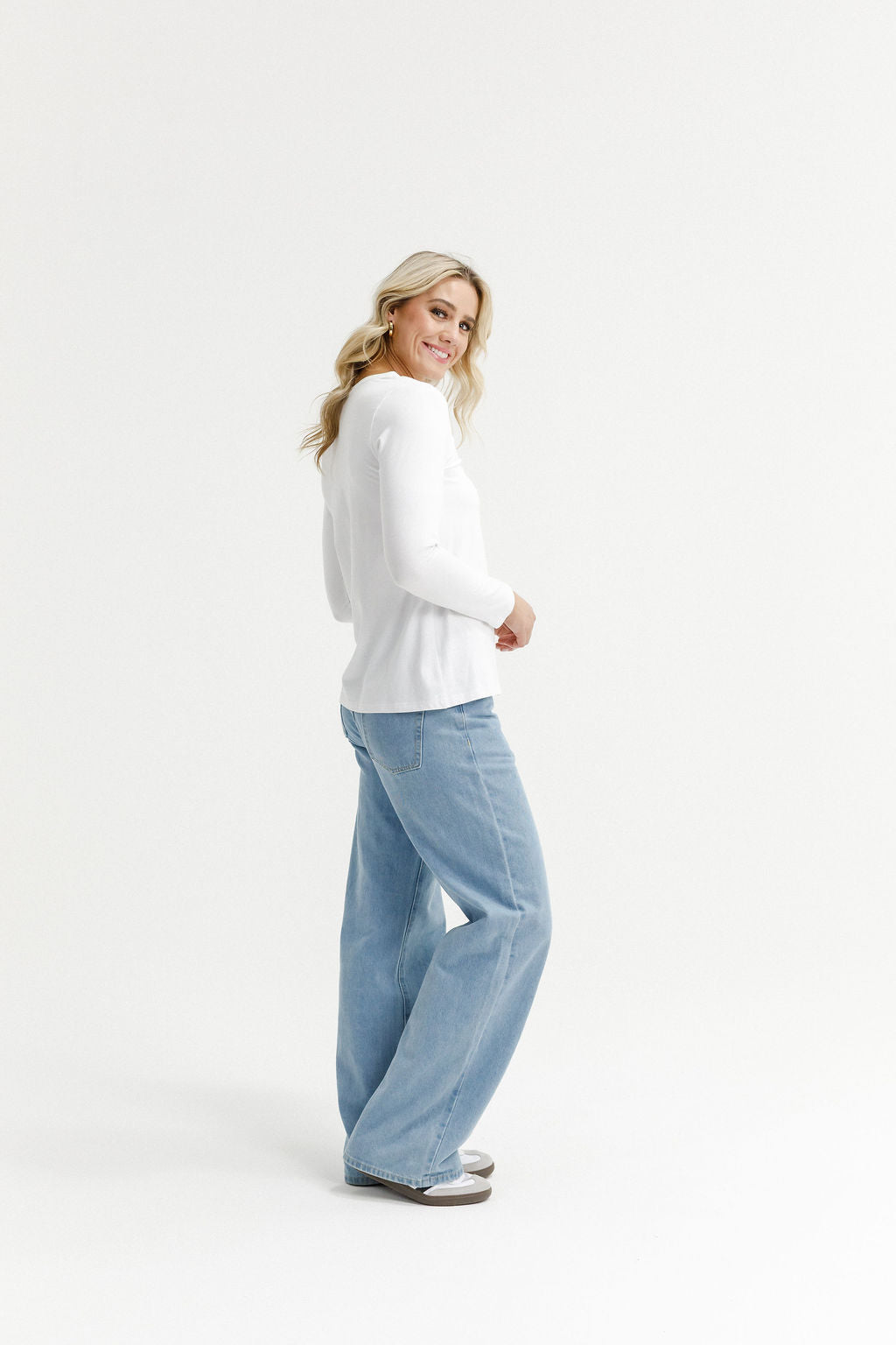 HOME LEE_TAYLOR TEE LONG SLEEVE WHITE _ TAYLOR TEE LONG SLEEVE WHITE _ Ebony Boutique NZ