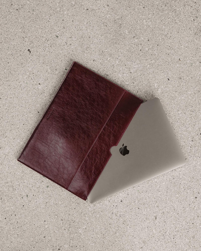 LOUENHIDE_BROOKE LAPTOP SLIP BAG BURGUNDY PATENT _ BROOKE LAPTOP SLIP BAG BURGUNDY PATENT _ Ebony Boutique NZ